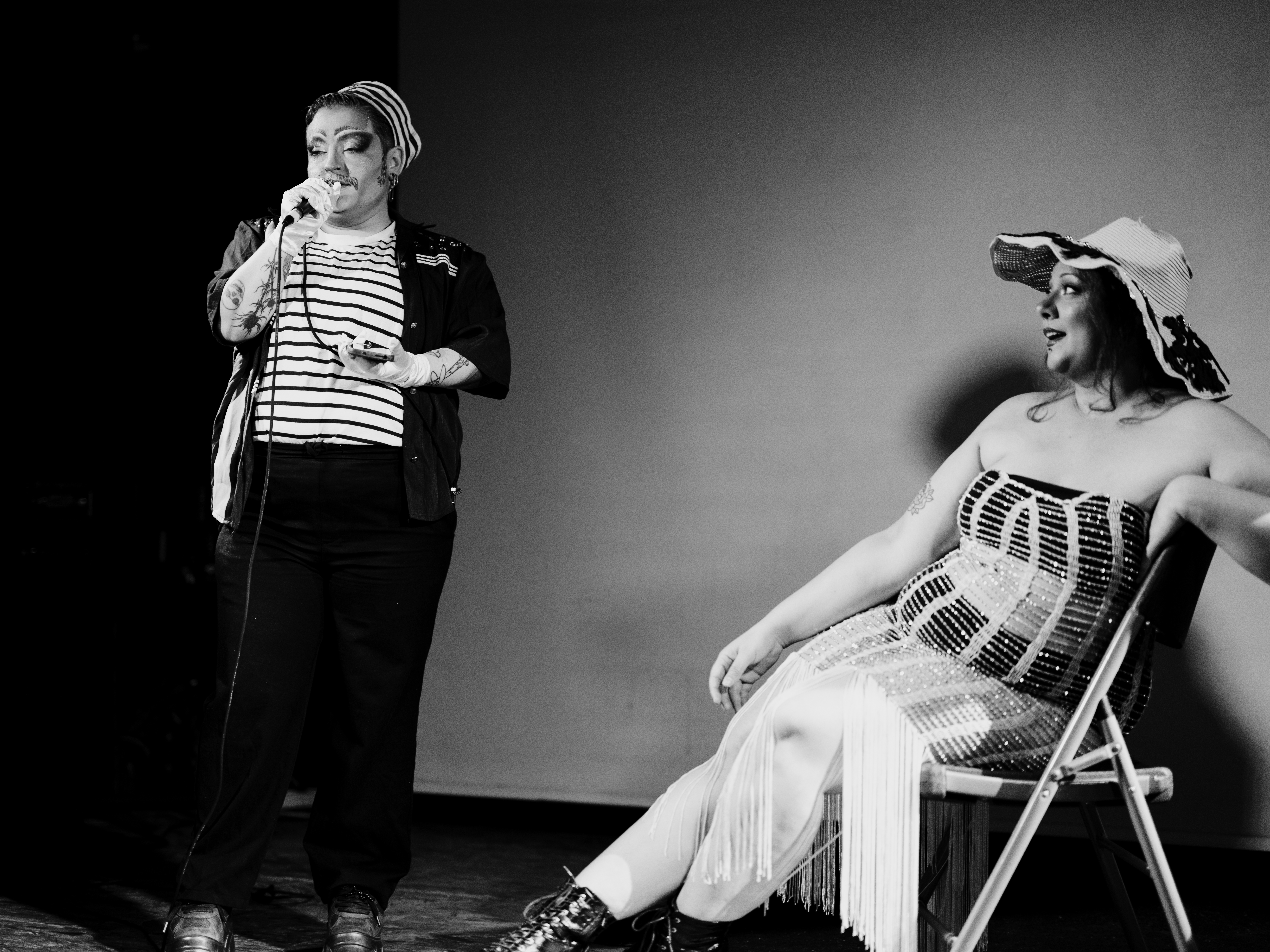 L'équipe de Dragatypie 3 — Galère d'un Panda et Nixe Amère à l'organisation, les performeur·euse·s sur scène, et les bénévoles formé·e·s à l'accessibilité qui font tenir le festival. - Image 6